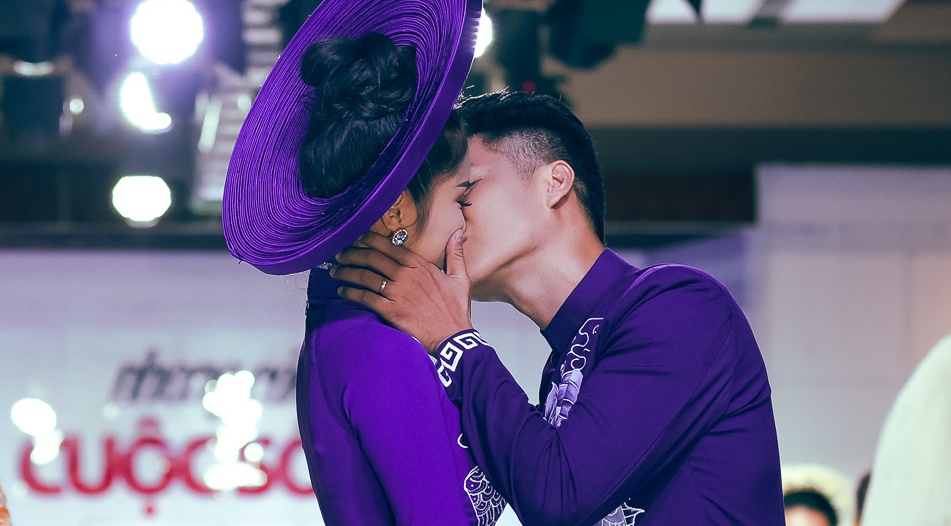 Ban trai kem 7 tuoi hon Le Phuong tren san dien hinh anh