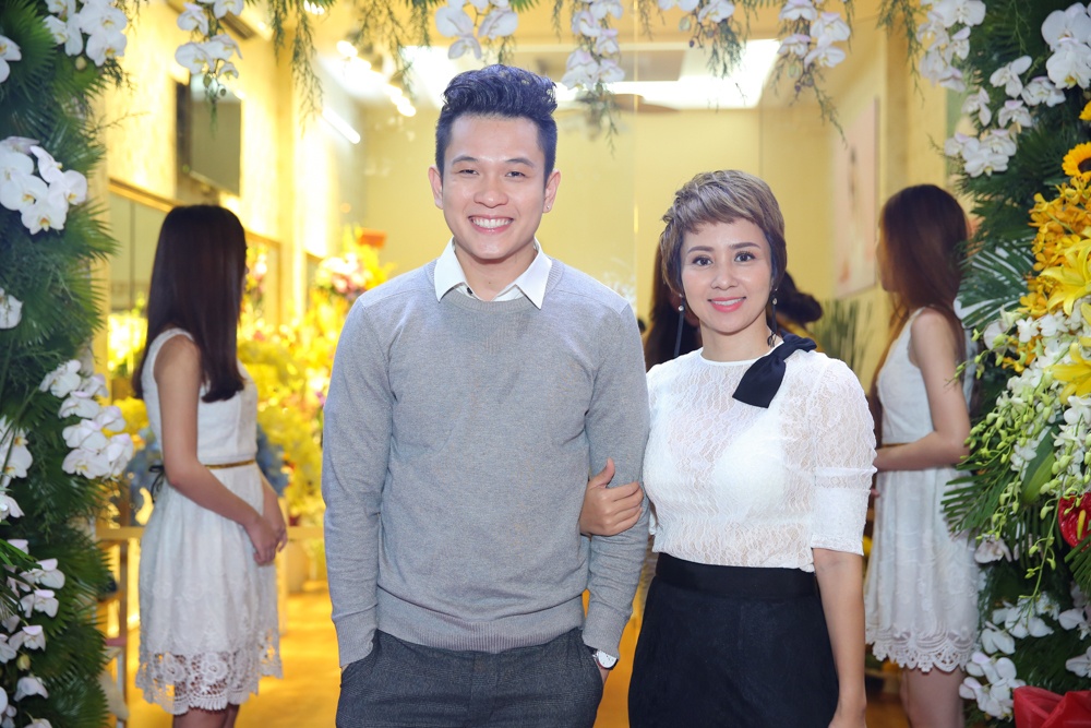 Thúy Hiền tay trong tay với Ngọc Khanh ở sự kiện ảnh 1 Thuy Hien tay trong tay voi Ngoc Khanh o su kien anh 1