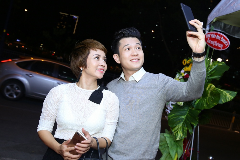 Thúy Hiền tay trong tay với Ngọc Khanh ở sự kiện ảnh 2 Thuy Hien tay trong tay voi Ngoc Khanh o su kien anh 2