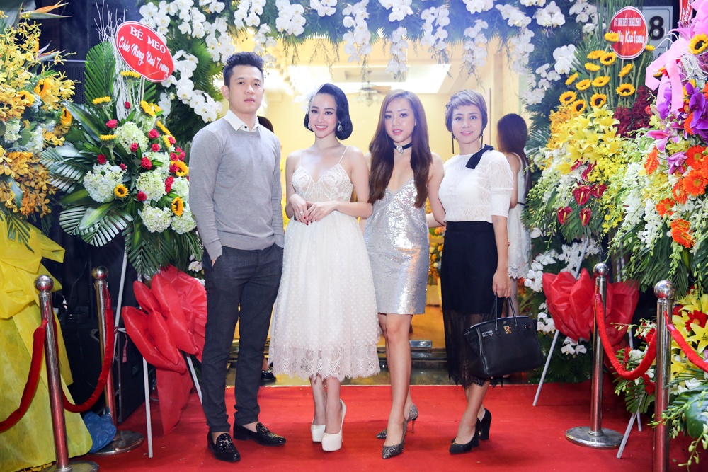 Thúy Hiền tay trong tay với Ngọc Khanh ở sự kiện ảnh 3 Thuy Hien tay trong tay voi Ngoc Khanh o su kien anh 3