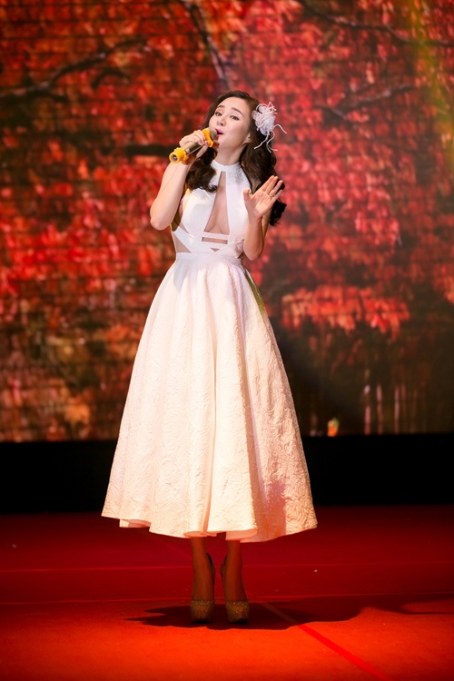 Vy Oanh dien ao xe nguc goi cam anh 3