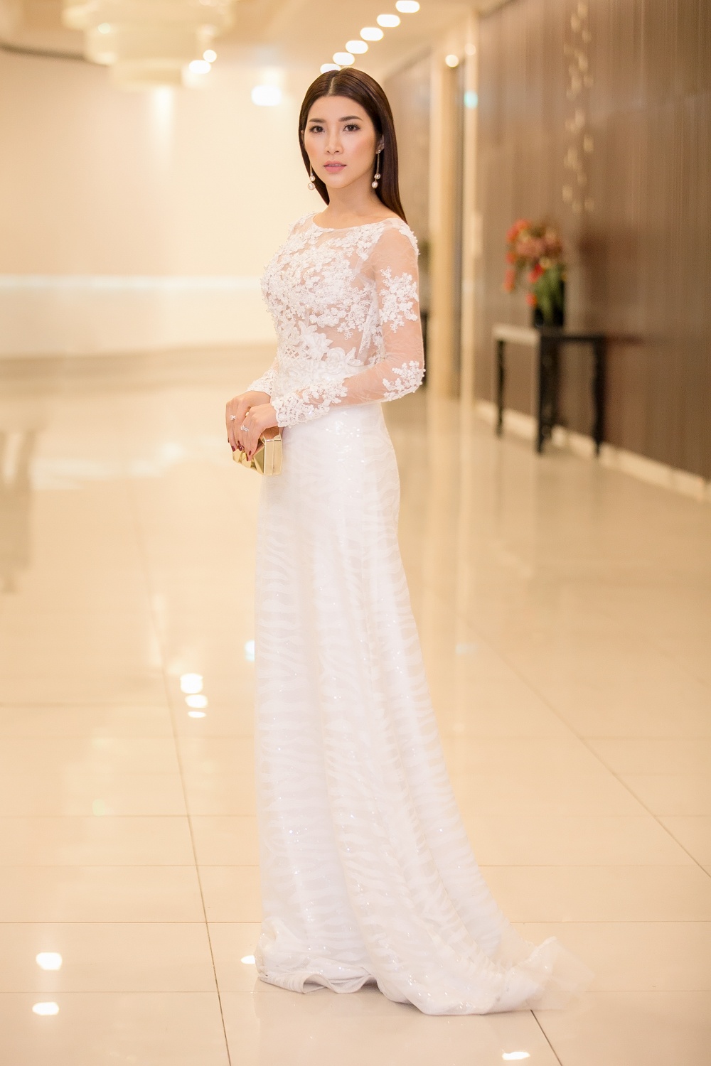 Vy Oanh dien ao xe nguc goi cam anh 5