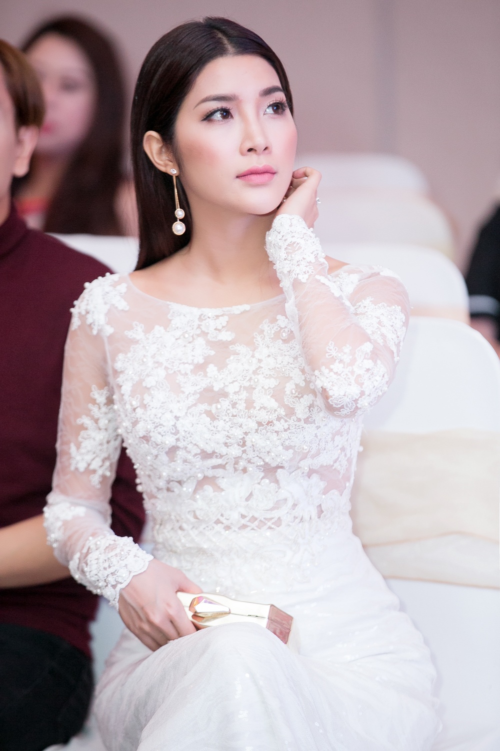 Vy Oanh dien ao xe nguc goi cam anh 6