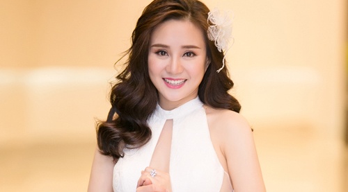 Vy Oanh dien ao xe nguc goi cam o su kien hinh anh