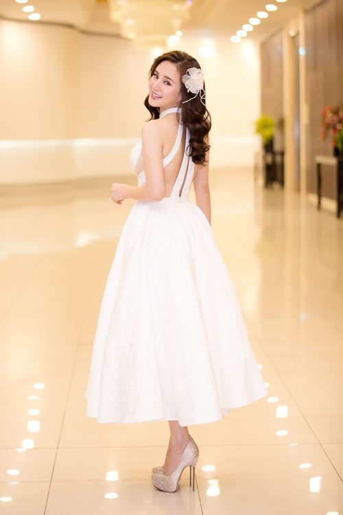 Vy Oanh dien ao xe nguc goi cam anh 2