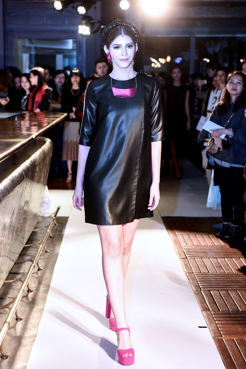 Andrea catwalk giữa dàn mẫu Tây ảnh 1 Andrea catwalk giua dan mau Tay anh 1