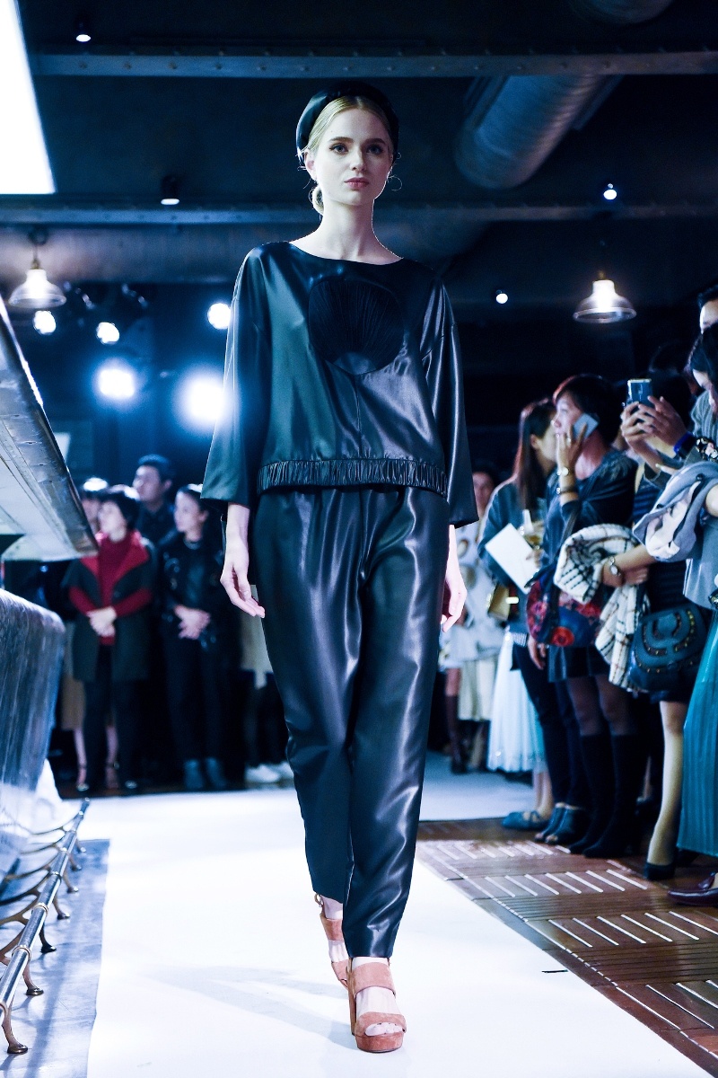 Andrea catwalk giữa dàn mẫu Tây ảnh 7 Andrea catwalk giua dan mau Tay anh 7