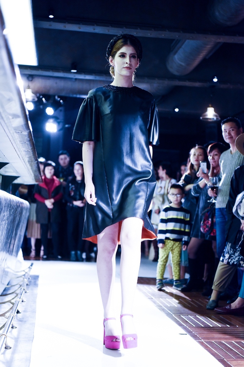 Andrea catwalk giữa dàn mẫu Tây ảnh 2 Andrea catwalk giua dan mau Tay anh 2