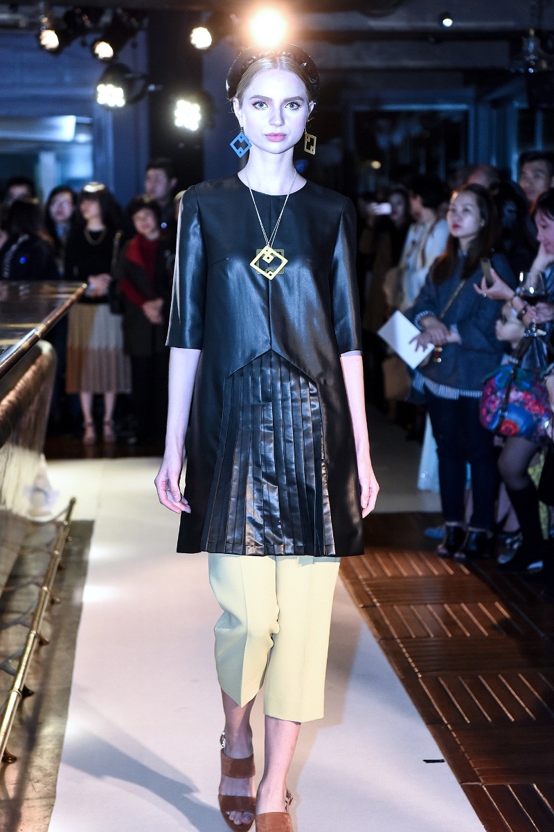 Andrea catwalk giữa dàn mẫu Tây ảnh 3 Andrea catwalk giua dan mau Tay anh 3