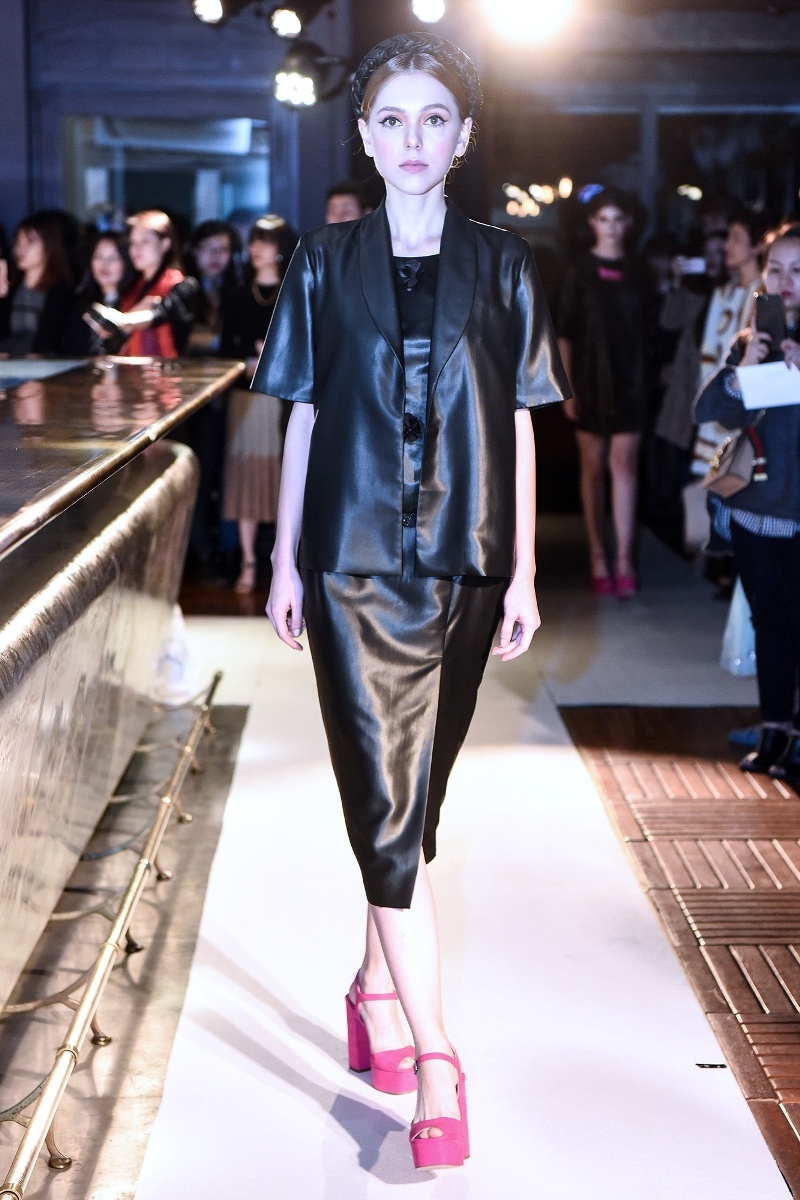 Andrea catwalk giữa dàn mẫu Tây ảnh 4 Andrea catwalk giua dan mau Tay anh 4