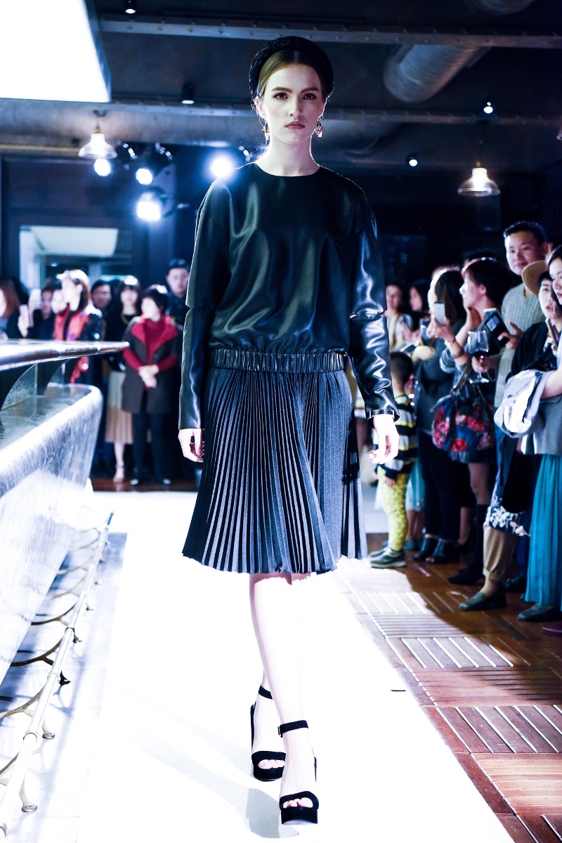 Andrea catwalk giữa dàn mẫu Tây ảnh 6 Andrea catwalk giua dan mau Tay anh 6