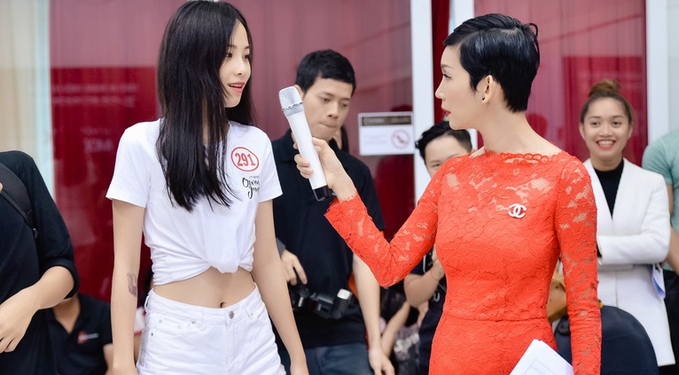 Chi song sinh cua Nam Em dien ao ho eo di casting hinh anh