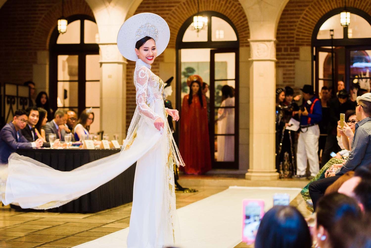 Ngoc Quyen dien vay xuyen thau anh 5