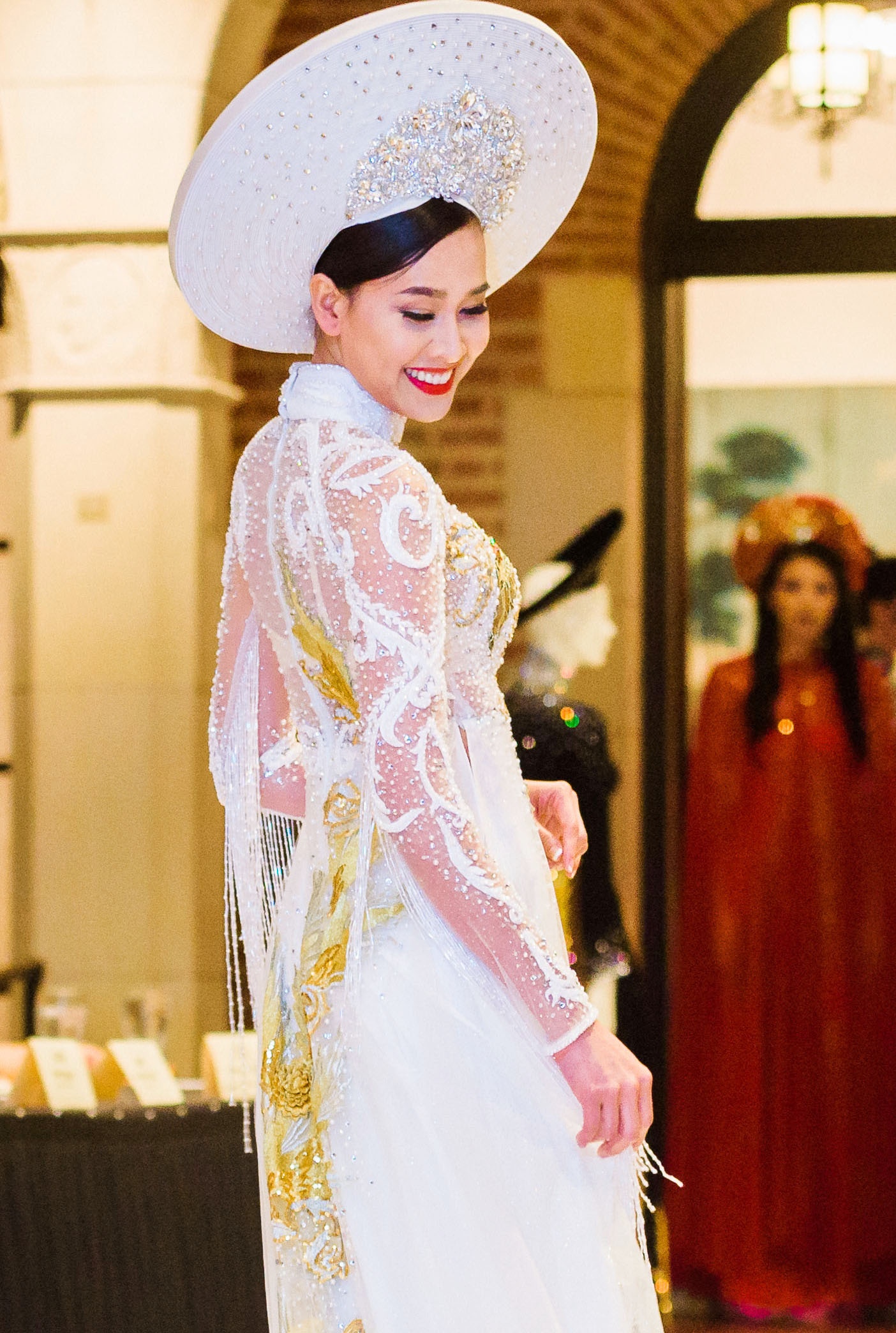 Ngoc Quyen dien vay xuyen thau anh 6