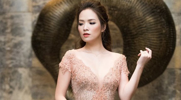 MC Dan Le dien vay xuyen thau om sat goi cam hinh anh