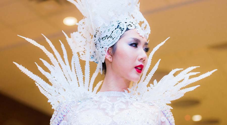 Ngoc Quyen dien vay xuyen thau dien thoi trang o My hinh anh