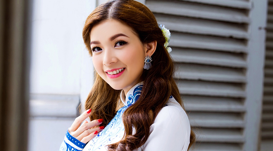 Pham Thanh Thao tre trung voi ao dai trang hinh anh