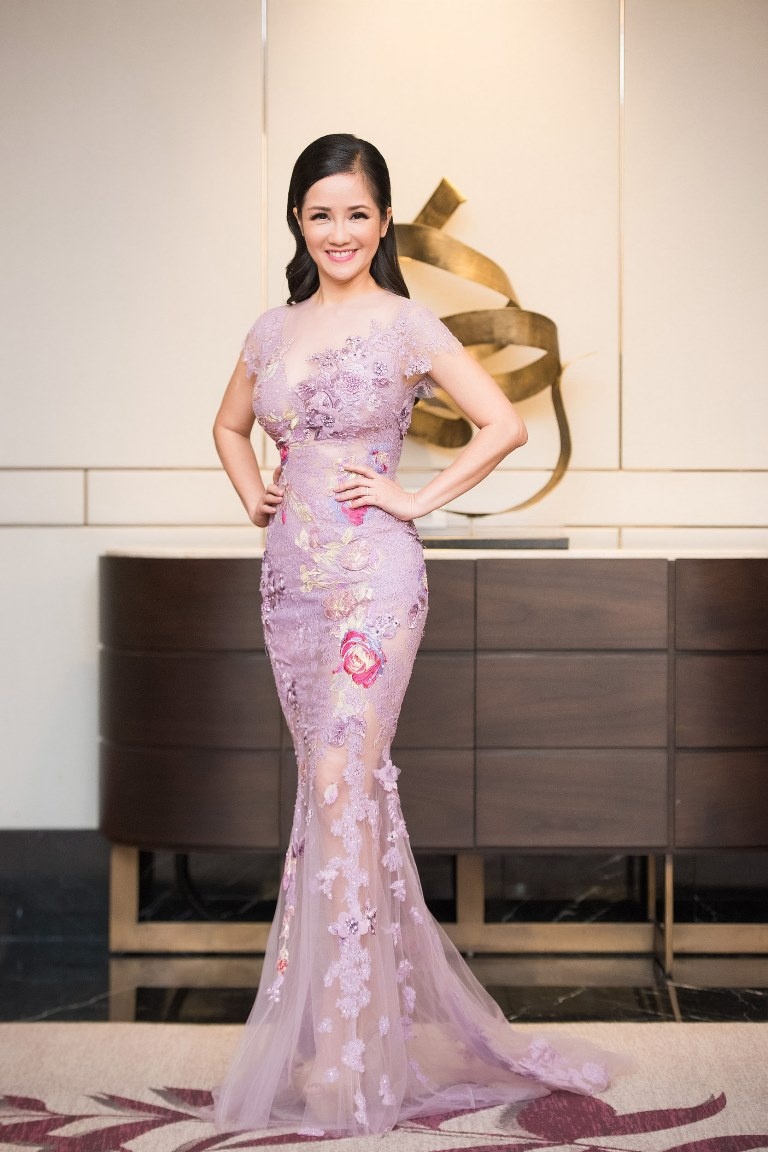 Hong Nhung dien dam om dang di su kien anh 3