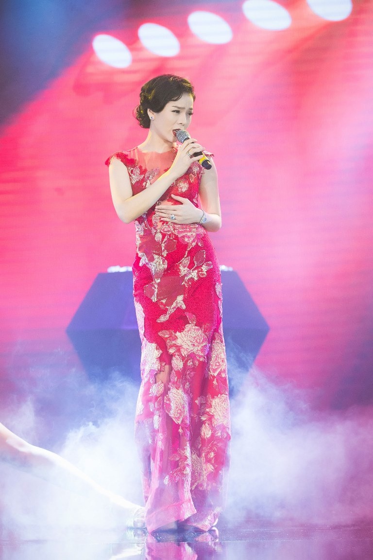 Hong Nhung dien dam om dang di su kien anh 6