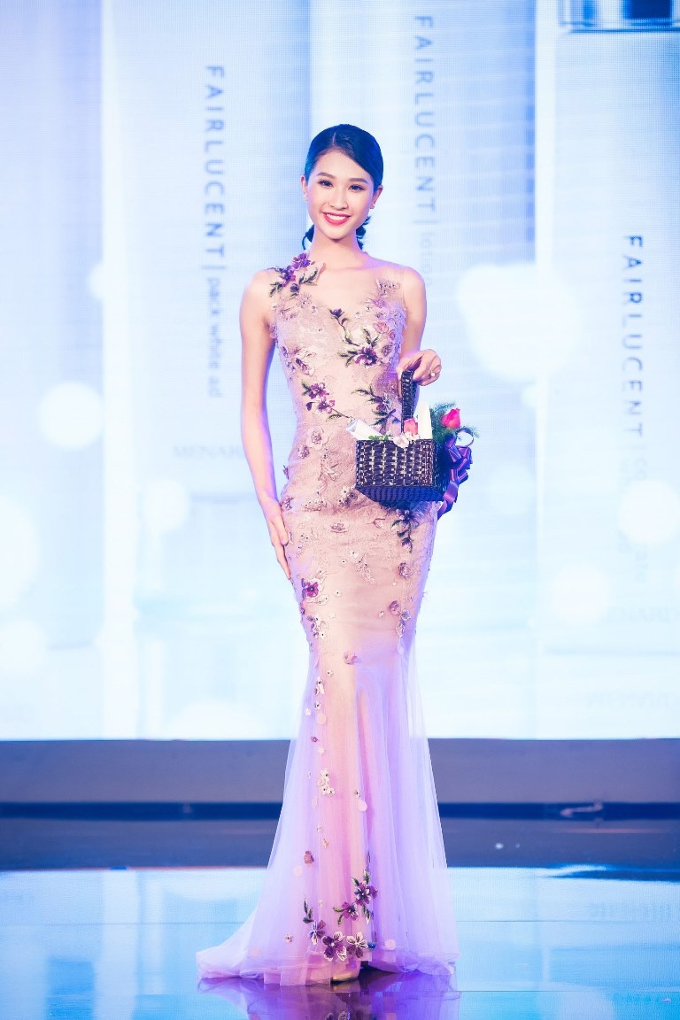 Hong Nhung dien dam om dang di su kien anh 7