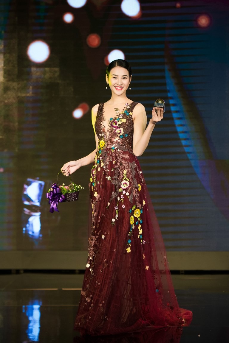 Hong Nhung dien dam om dang di su kien anh 8