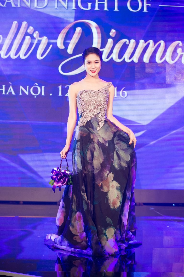 Hong Nhung dien dam om dang di su kien anh 9