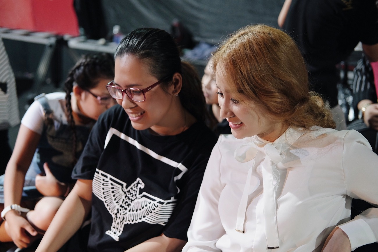 Phan Hien ho tro Khanh Thi o hau truong quay MV anh 1