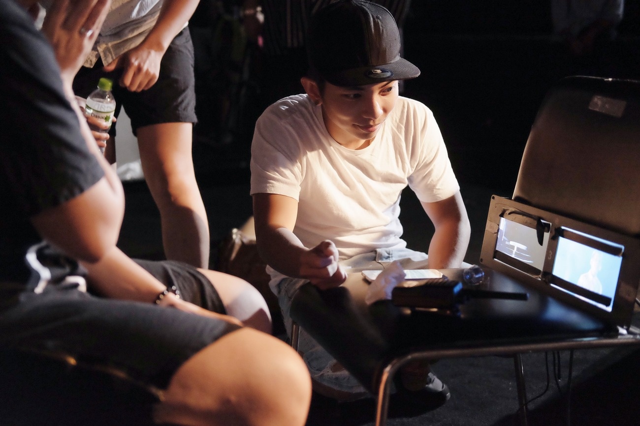 Phan Hien ho tro Khanh Thi o hau truong quay MV anh 2