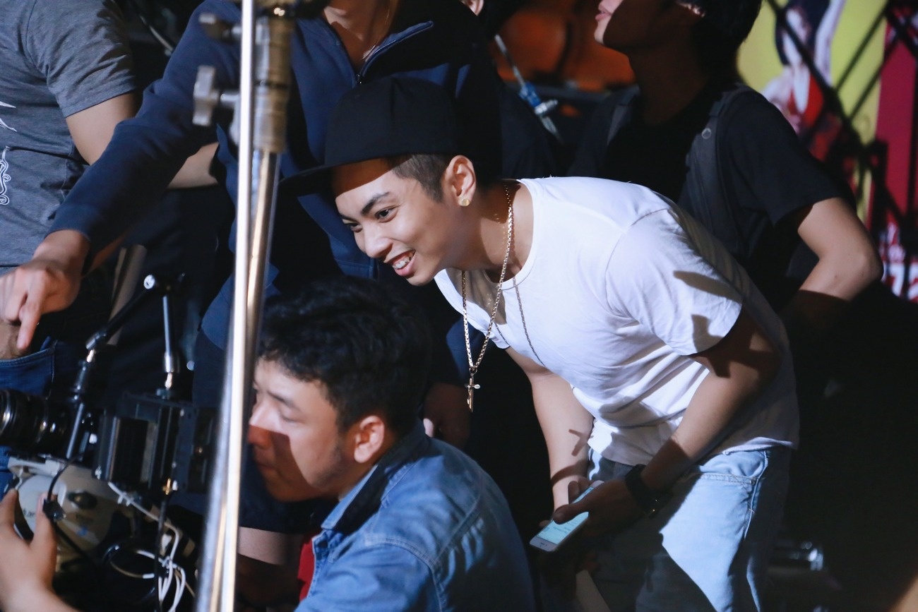 Phan Hien ho tro Khanh Thi o hau truong quay MV anh 3