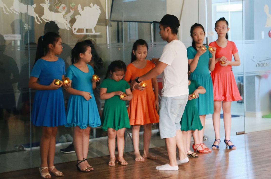 Phan Hien ho tro Khanh Thi o hau truong quay MV anh 5