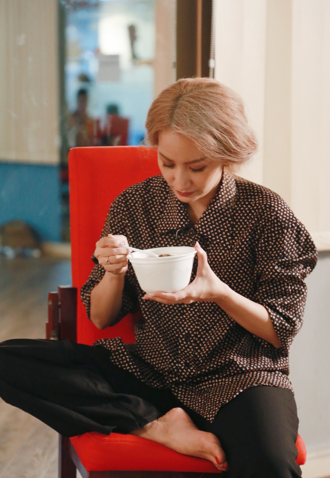 Phan Hien ho tro Khanh Thi o hau truong quay MV anh 6