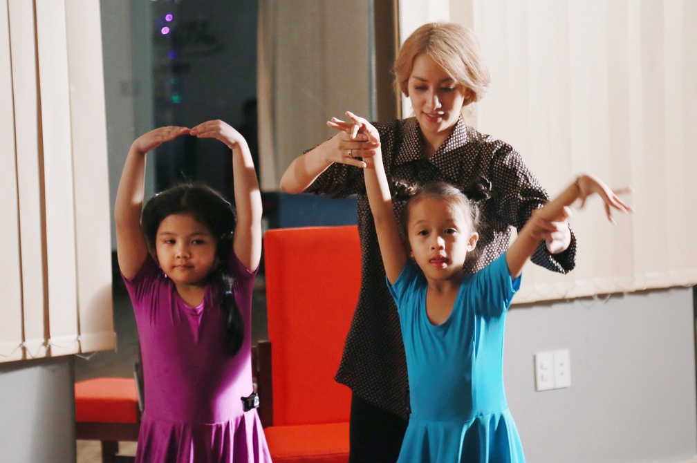 Phan Hien ho tro Khanh Thi o hau truong quay MV anh 7