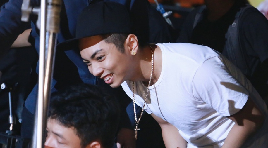 Phan Hien cham soc Khanh Thi o hau truong quay MV hinh anh