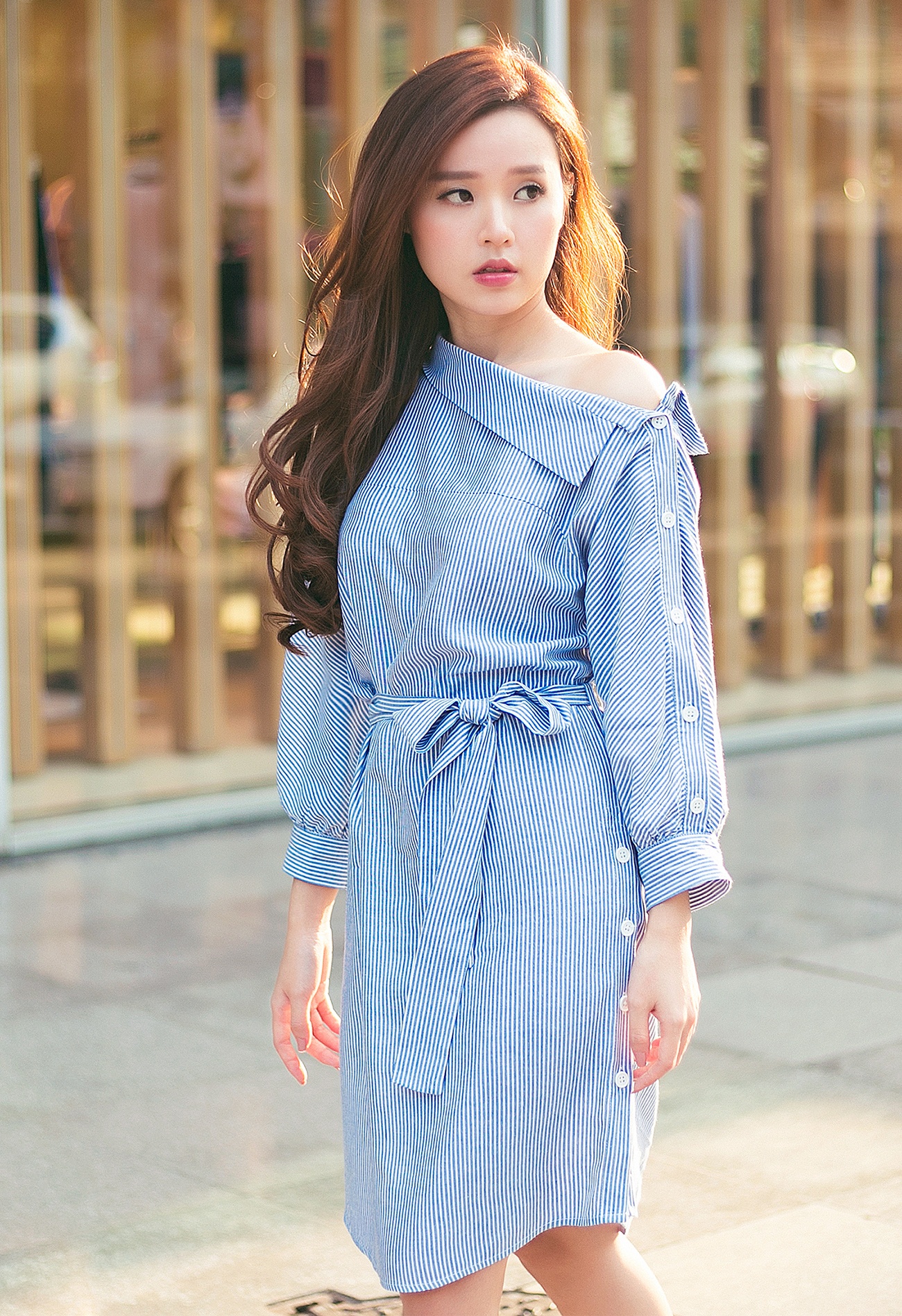 Midu diện áo trễ vai tản bộ trên đường phố ảnh 1 Midu dien ao tre vai tan bo tren duong pho anh 1