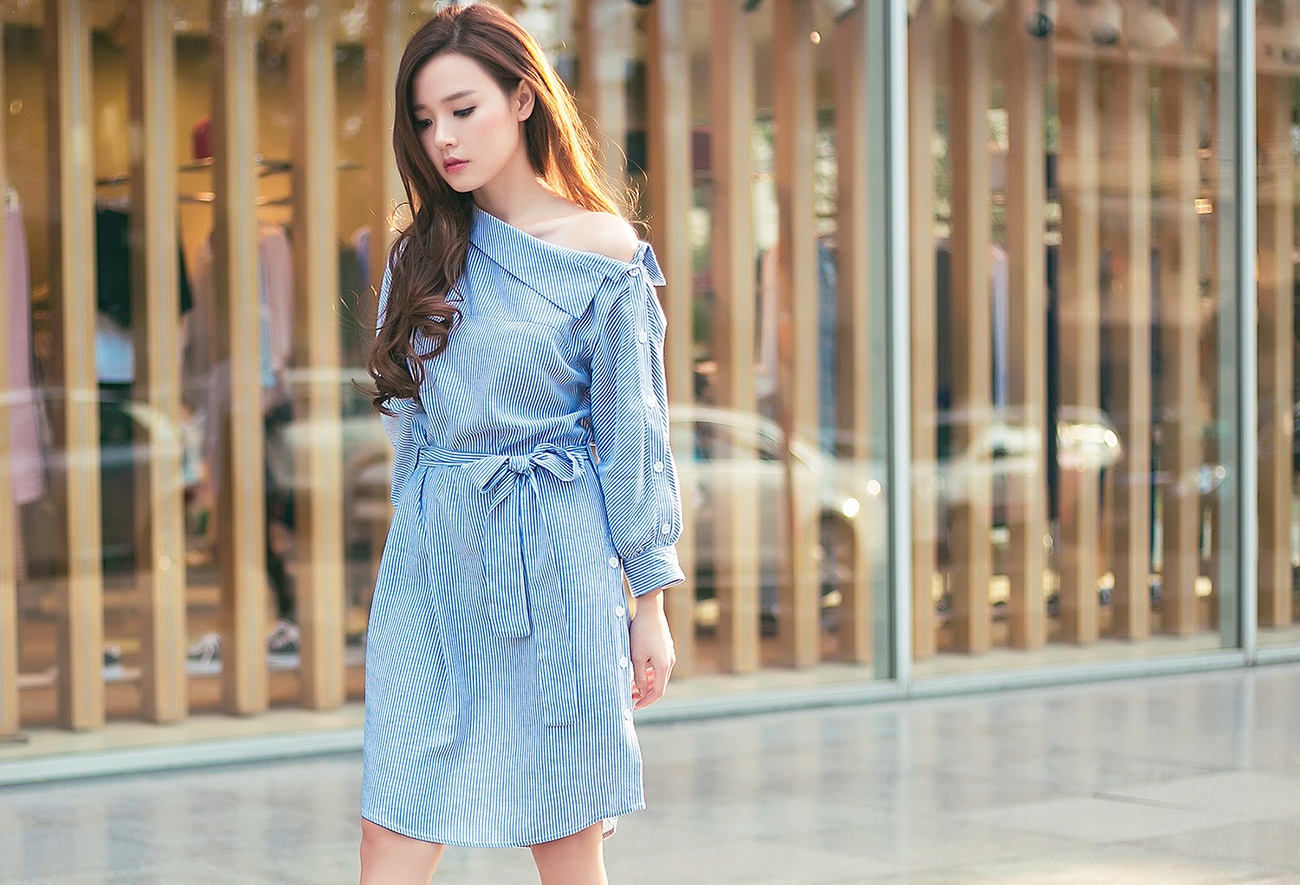 Midu diện áo trễ vai tản bộ trên đường phố ảnh 3 Midu dien ao tre vai tan bo tren duong pho anh 3