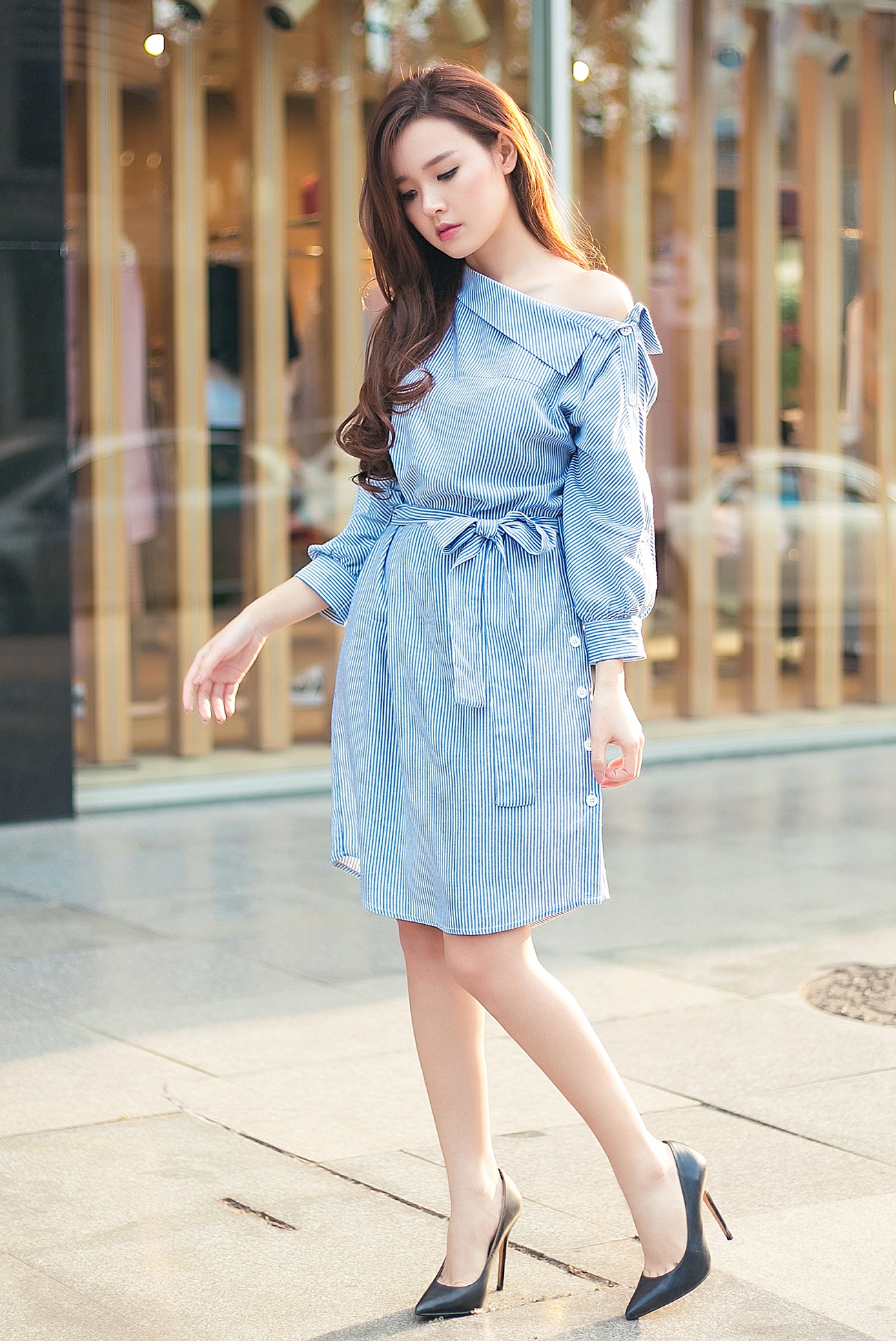 Midu dien ao tre vai tan bo tren duong pho anh 4