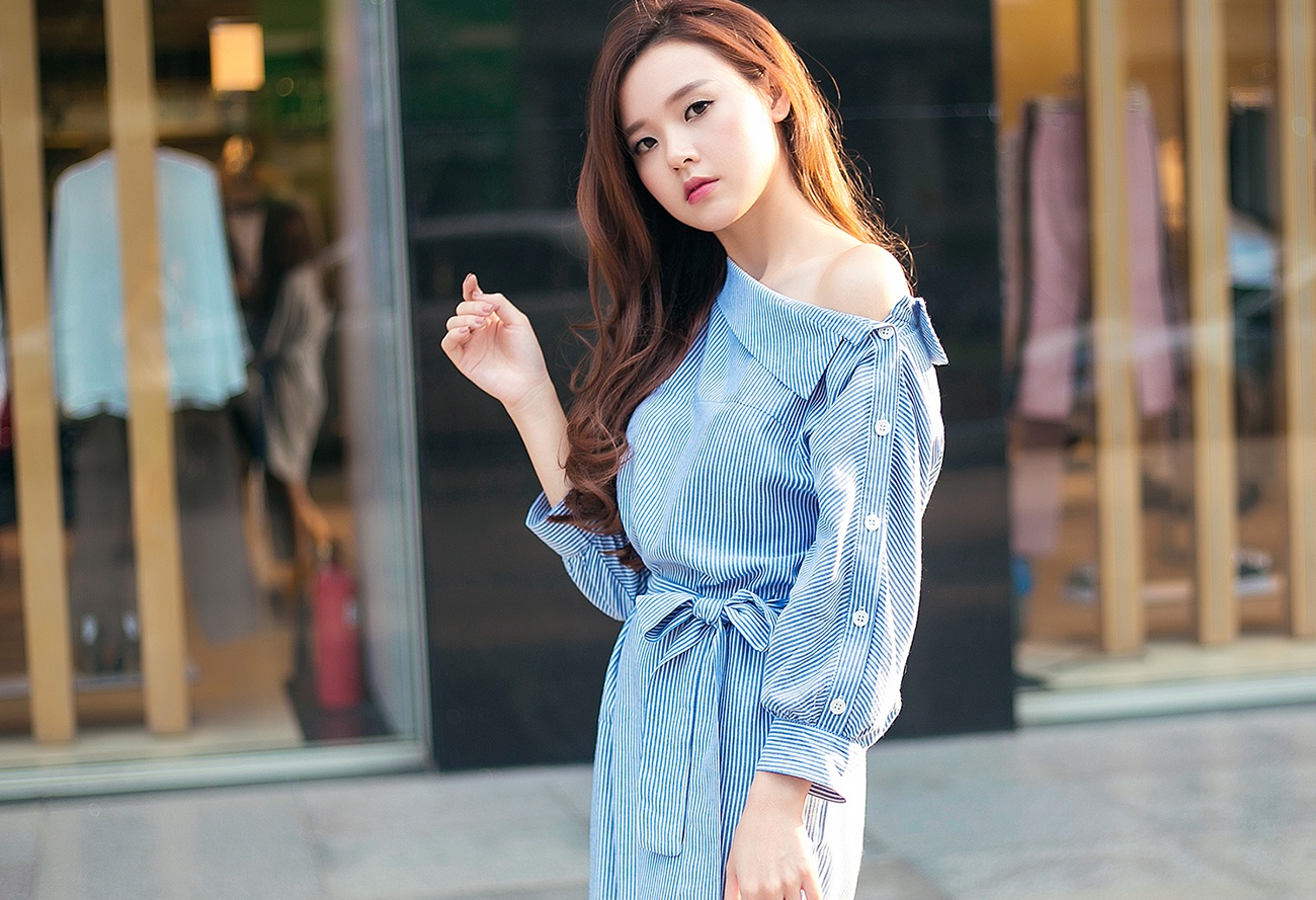 Midu diện áo trễ vai tản bộ trên đường phố ảnh 5 Midu dien ao tre vai tan bo tren duong pho anh 5