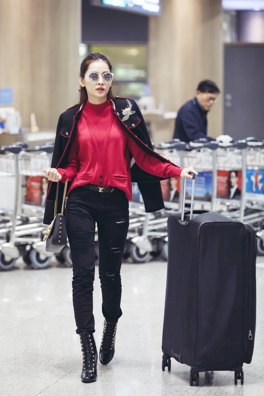 Chi Pu sanh dieu o san bay Han Quoc anh 1