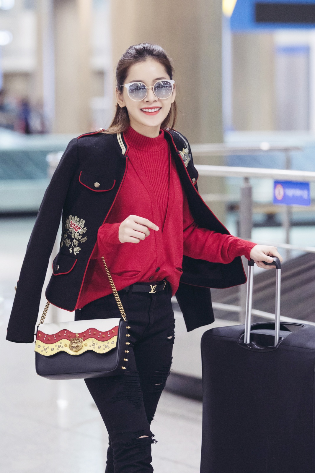 Chi Pu sanh dieu o san bay Han Quoc anh 3