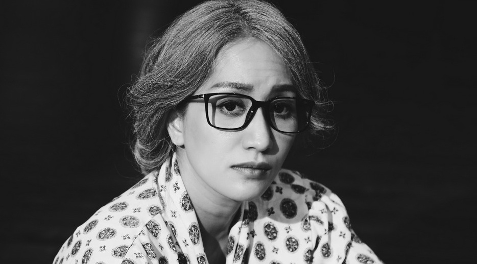 Khanh Thi lam co giao gia bi hoc tro hat hui trong MV moi hinh anh