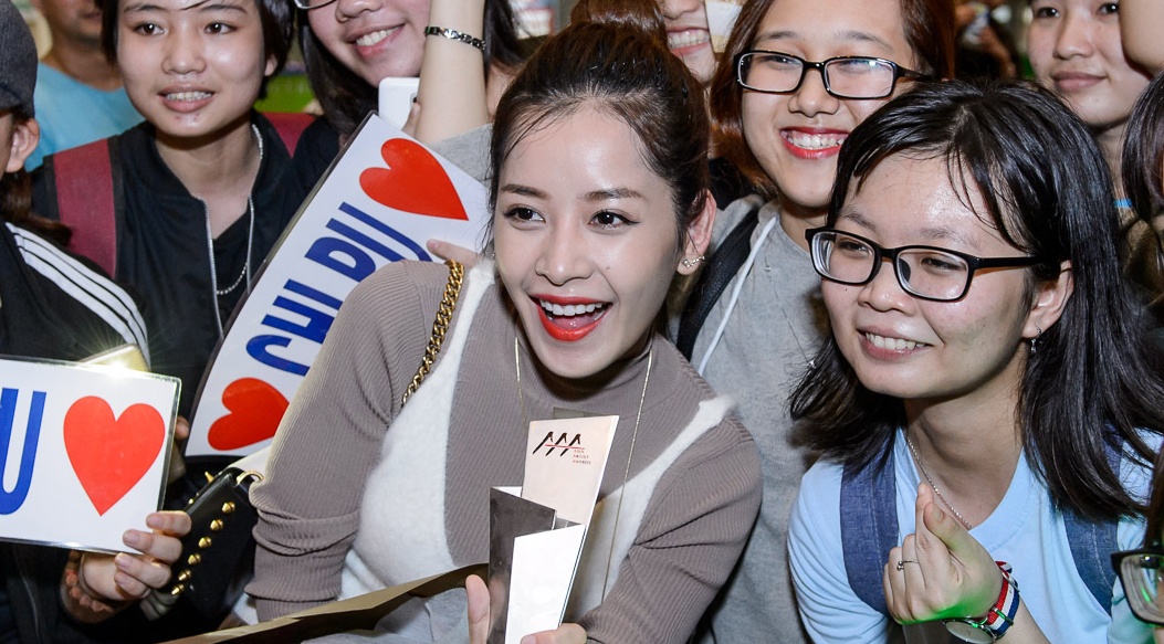 Chi Pu rang ro trong vong tay cua fan o san bay hinh anh