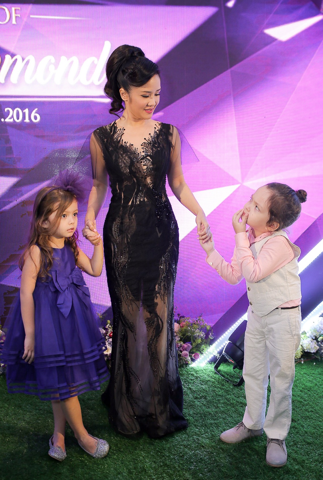 Do My Linh khoe vai tran quyen ru o su kien anh 1