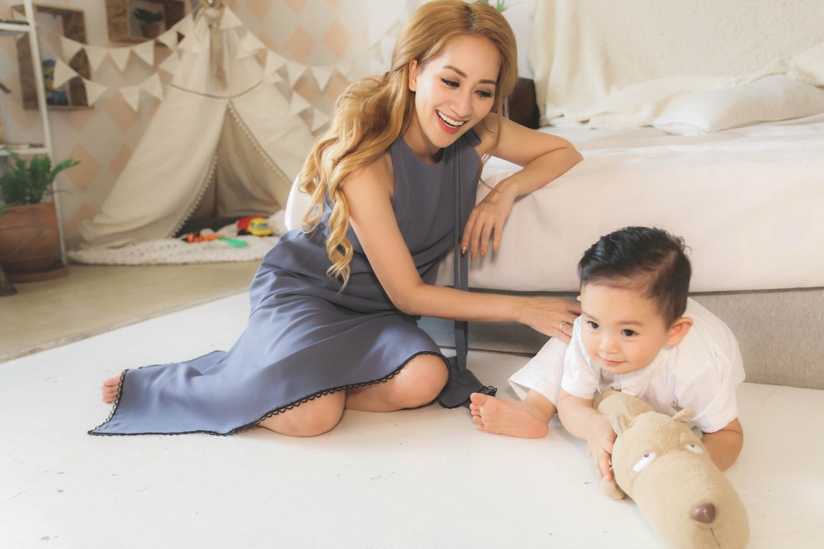 Khanh Thi - Phan Hien hanh phuc khi chup anh gia dinh anh 7