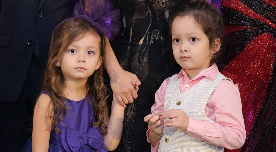 Hai nhoc ty nha Hong Nhung theo me khong roi o su kien hinh anh