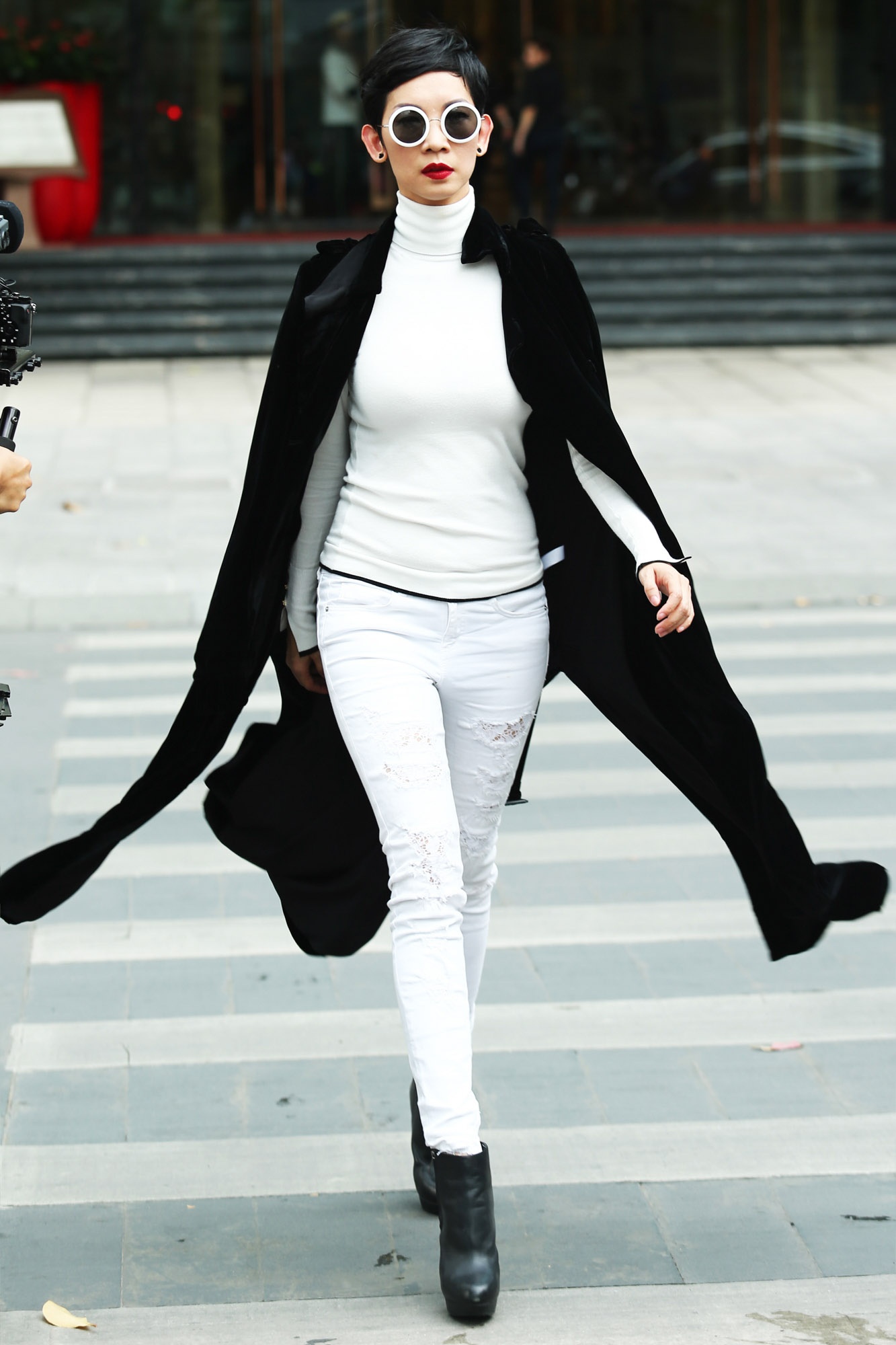 Xuan Lan va dan mau sanh dieu tren duong pho Nguyen Hue anh 1