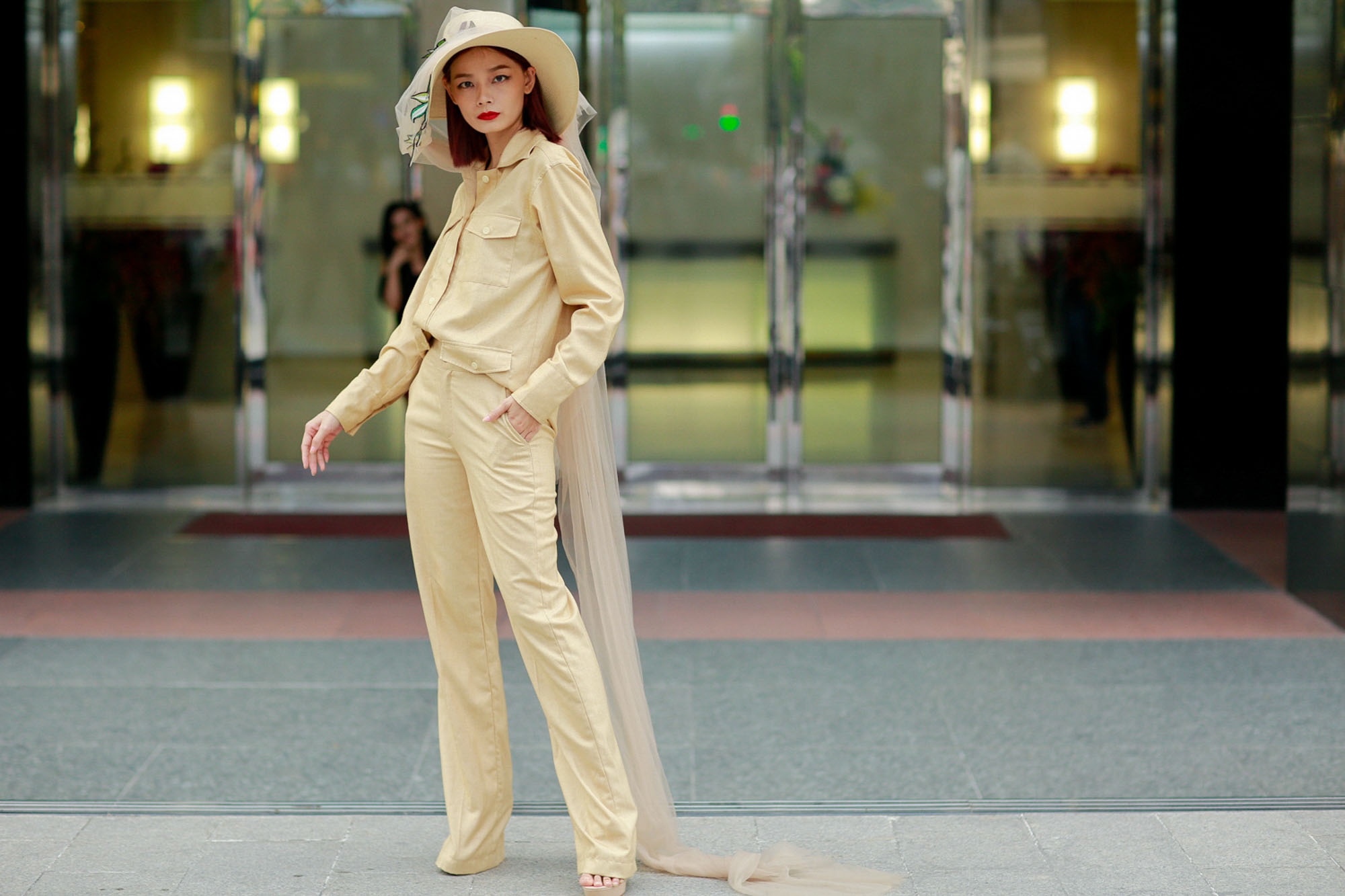 Xuan Lan va dan mau sanh dieu tren duong pho Nguyen Hue anh 3