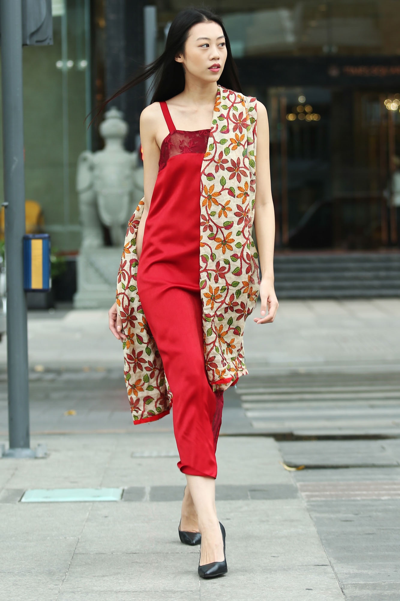 Xuan Lan va dan mau sanh dieu tren duong pho Nguyen Hue anh 4