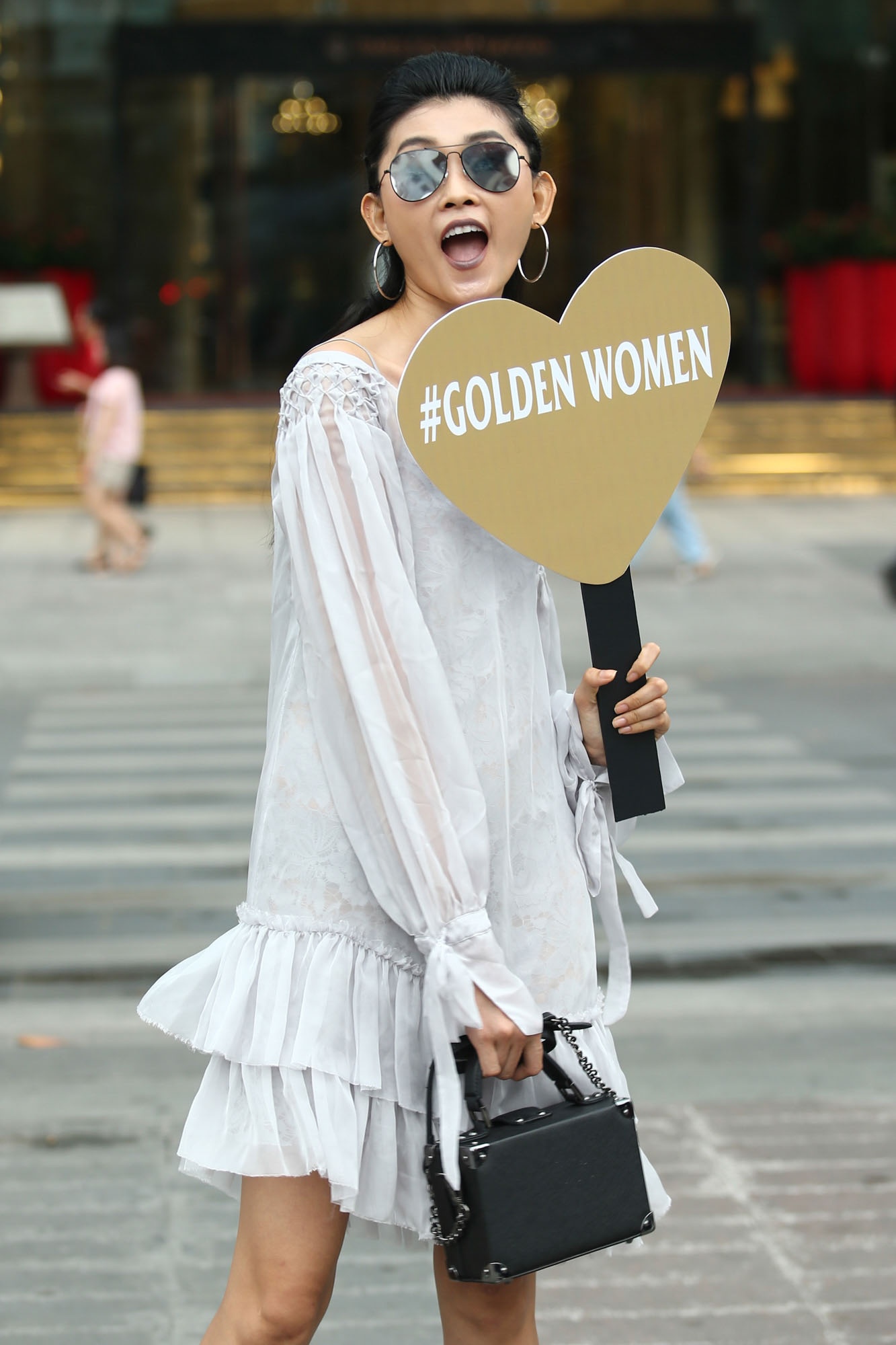 Xuan Lan va dan mau sanh dieu tren duong pho Nguyen Hue anh 5