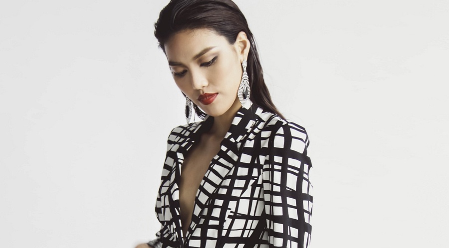 Lan Khue bien hoa voi 7 set trang phuc ca tinh hinh anh