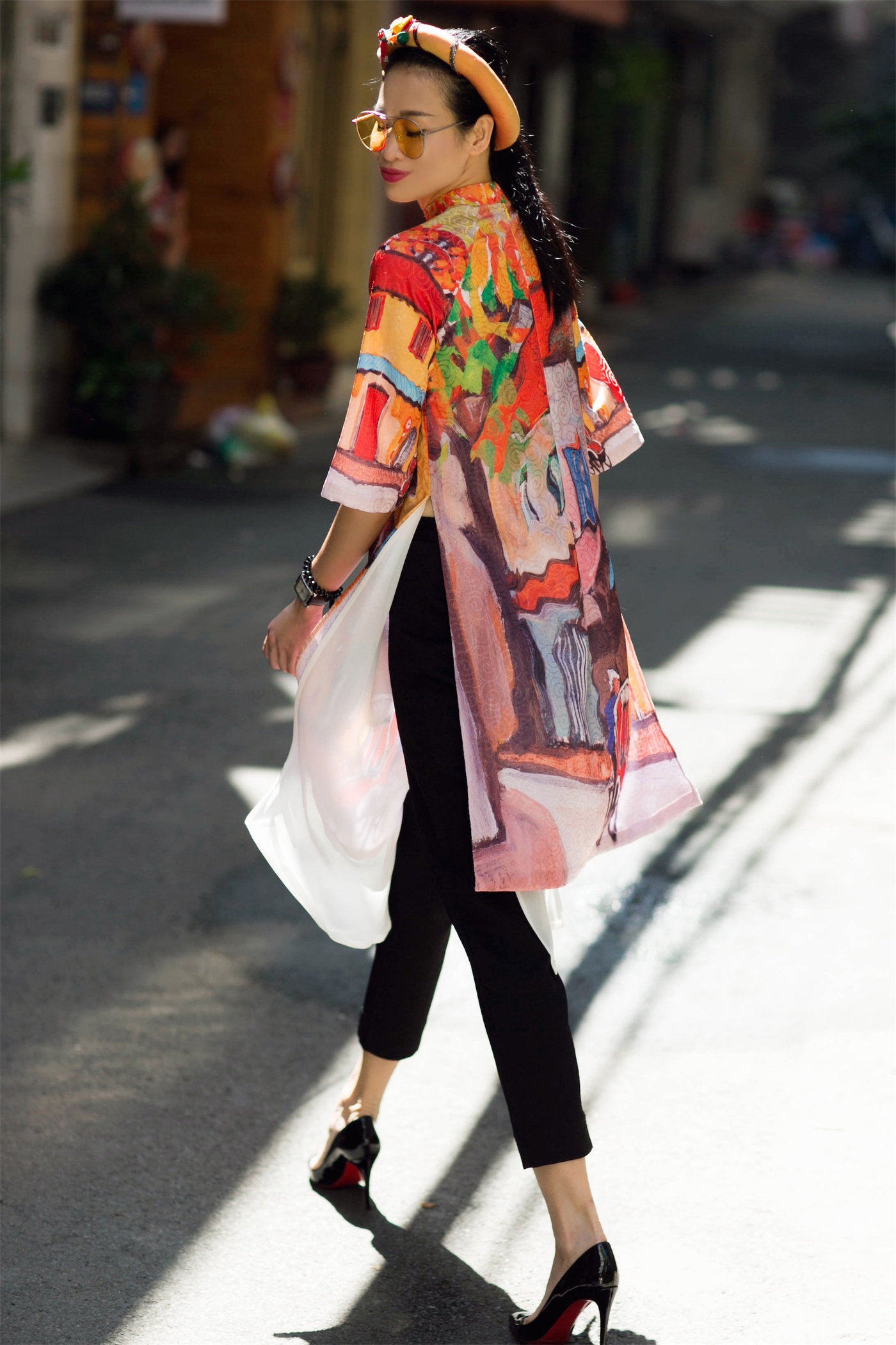 Thanh Truc dien ao dai cach tan xuong pho anh 1